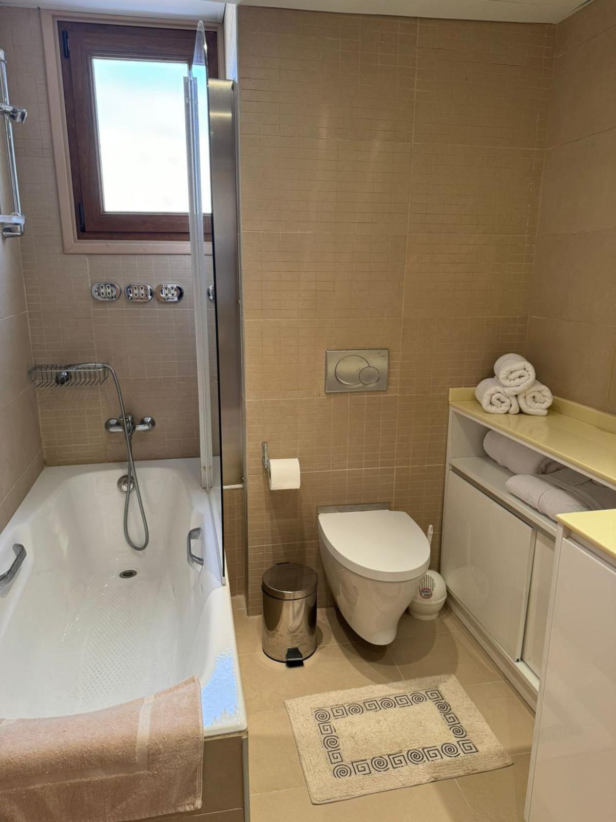 11 Suites - Golden Sunrise Suite لارنكا الغرفة الصورة