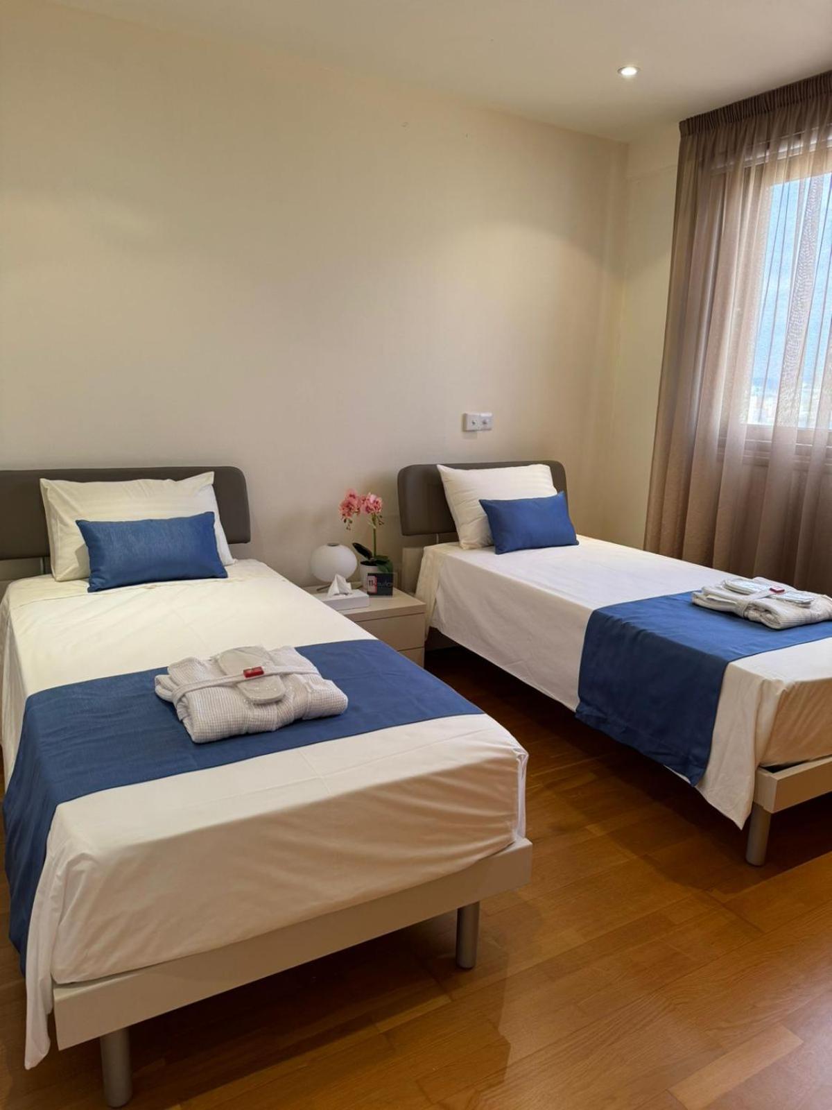 11 Suites - Golden Sunrise Suite لارنكا الغرفة الصورة