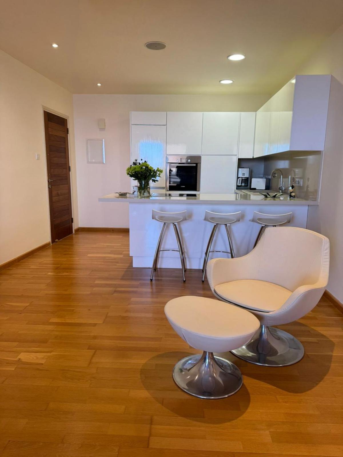 11 Suites - Golden Sunrise Suite لارنكا الغرفة الصورة