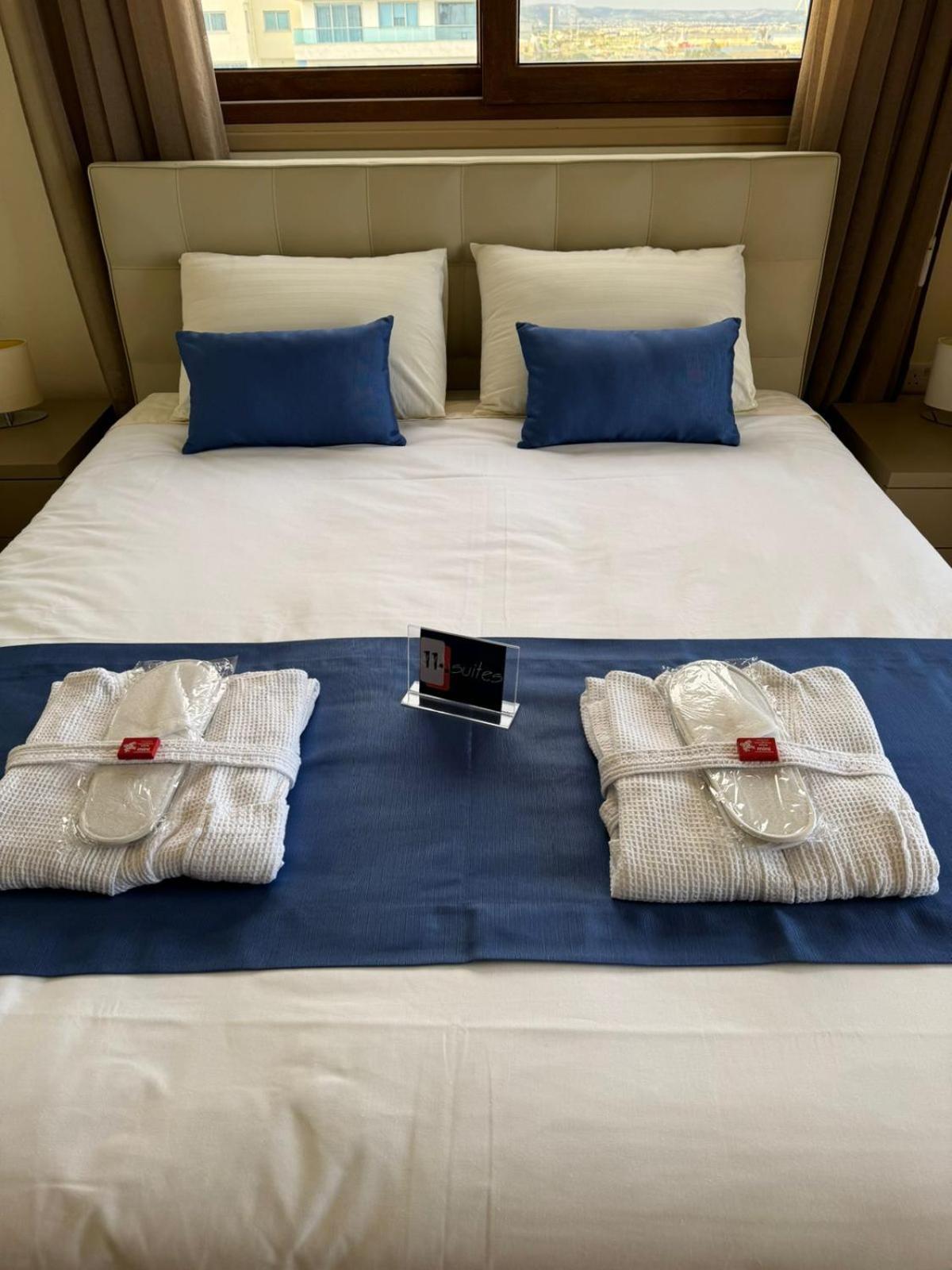 11 Suites - Golden Sunrise Suite لارنكا الغرفة الصورة