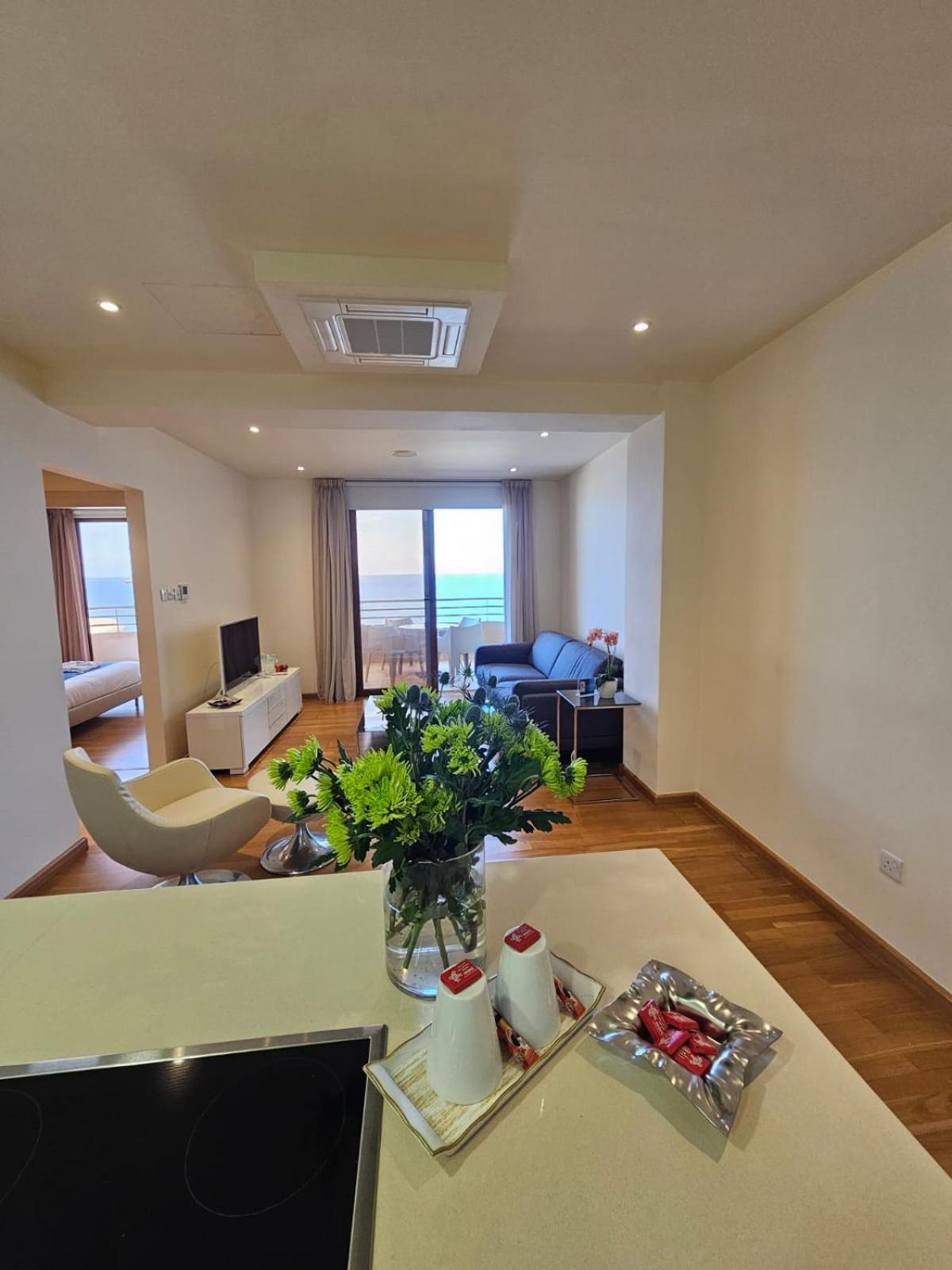 11 Suites - Golden Sunrise Suite لارنكا الغرفة الصورة
