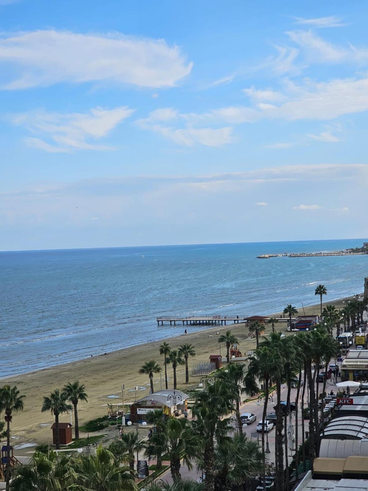 11 Suites - Golden Sunrise Suite لارنكا الغرفة الصورة